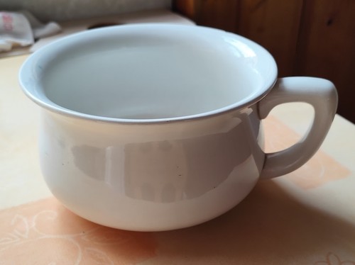 Weißer nachttopf mit - weißer, henkel